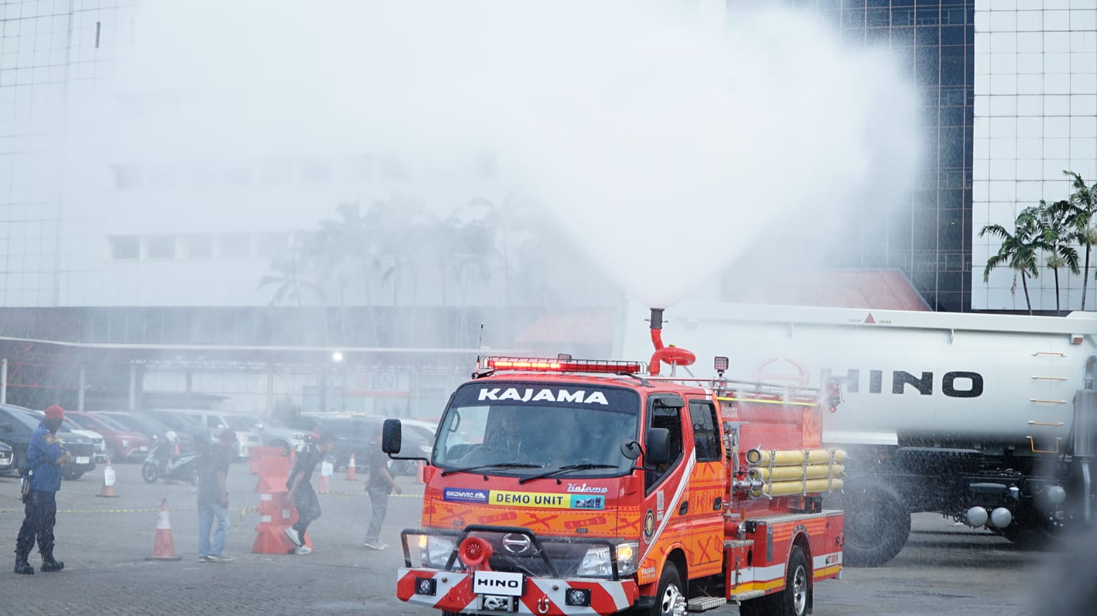 Hino Tampilkan Unit Pemadam Kebakaran Hino 300 Series di GIICOMVEC Lengkap dengan Edukasi Penanganan Kebakaran